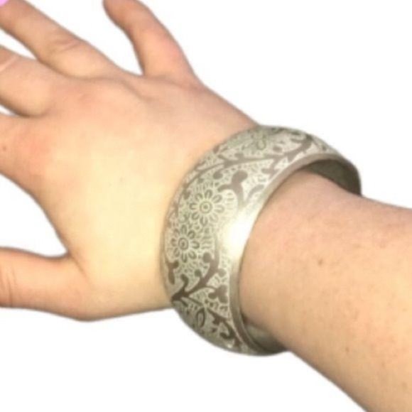 Vintage Floral Etched Bangle Bracelet - Picture 2 of 7